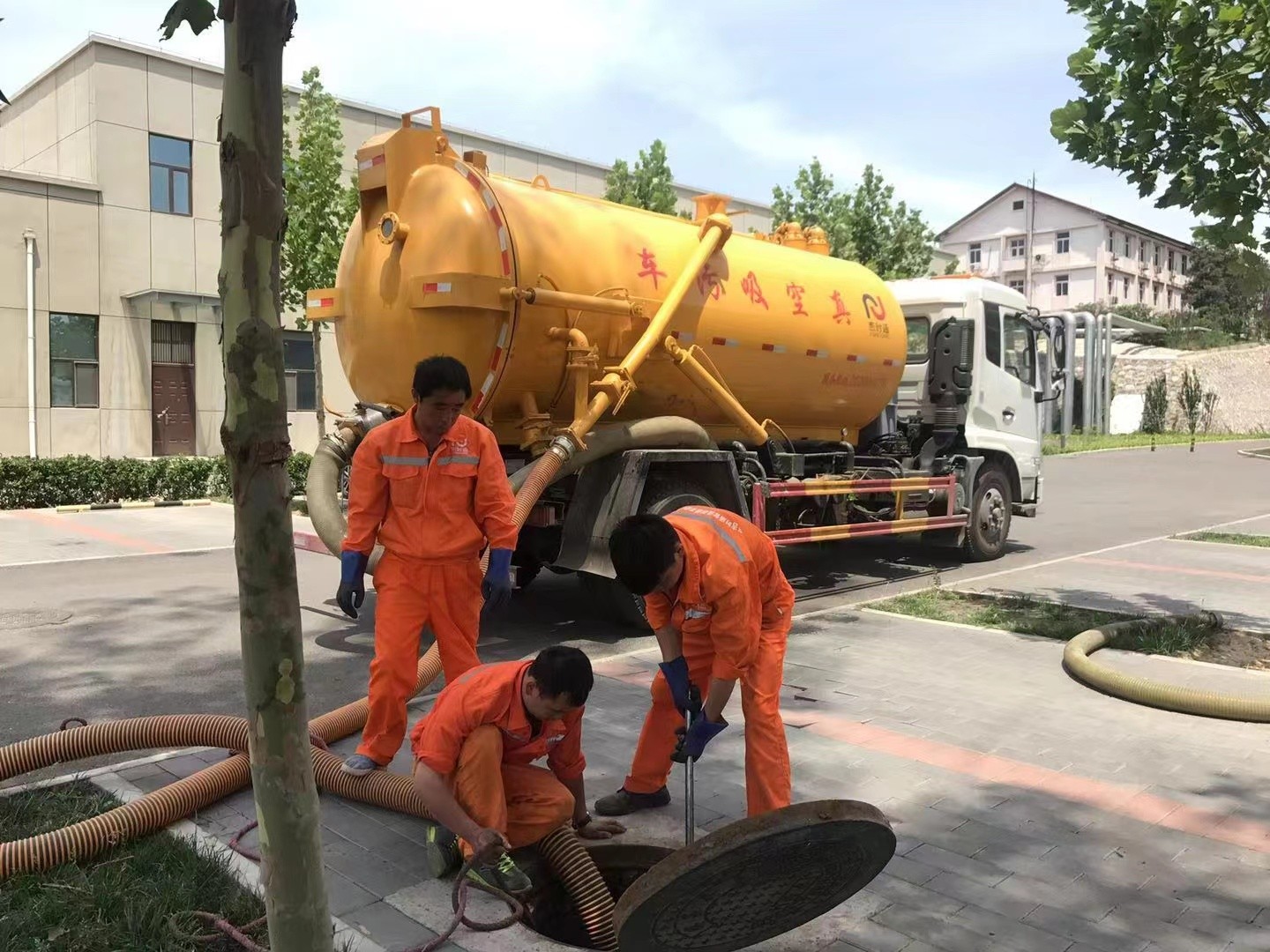 陕州管道疏通车停在窨井附近