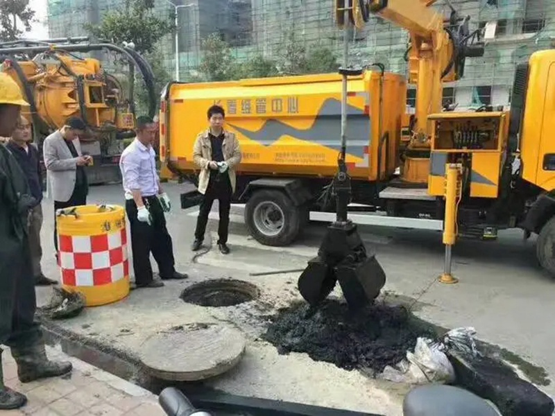 陕州街道：网格员化身“清道夫”，为民解忧疏通“堵心”化粪池