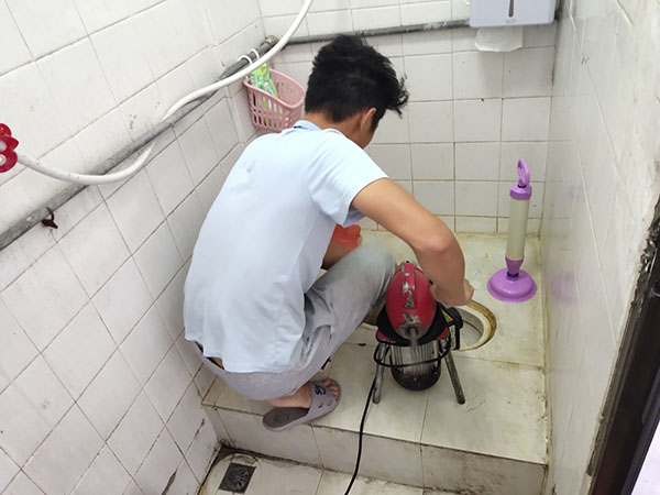 陕州管道堵塞冒臭气 专业师傅现场解决问题