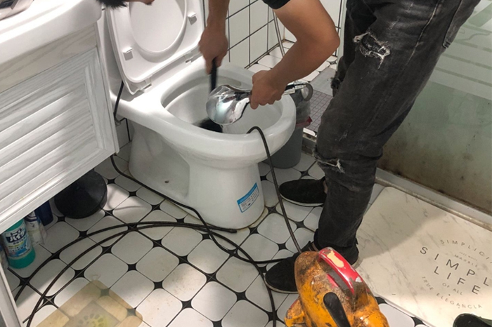 陕州马桶堵塞自己疏通还是找师傅?专业上门服务让你省时更省心